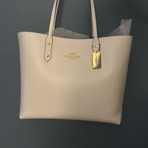NWT perfect condition white coach shoulder purse. Gold accents